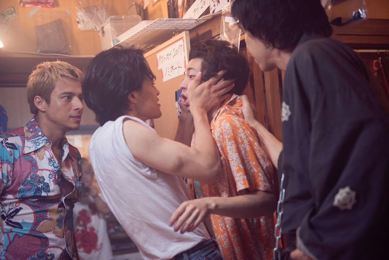 「君が君で君だ」高杉真宙に池松壮亮らが詰め寄る新写真、完成披露も決定