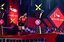 REDステージに挑む高橋ユウ。