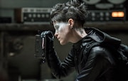 「蜘蛛の巣を払う女」