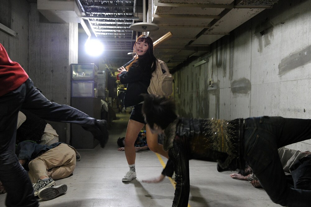 浅川梨奈がバット振り回し絶叫「トウキョウ・リビング・デッド・アイドル」メイキング