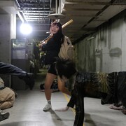 浅川梨奈がバット振り回し絶叫「トウキョウ・リビング・デッド・アイドル」メイキング