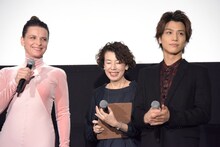 前列左からジュリエット・ビノシュ、岩田剛典。