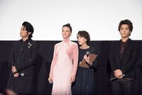 前列左から永瀬正敏、ジュリエット・ビノシュ、岩田剛典。