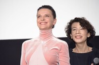 ジュリエット・ビノシュ（左）