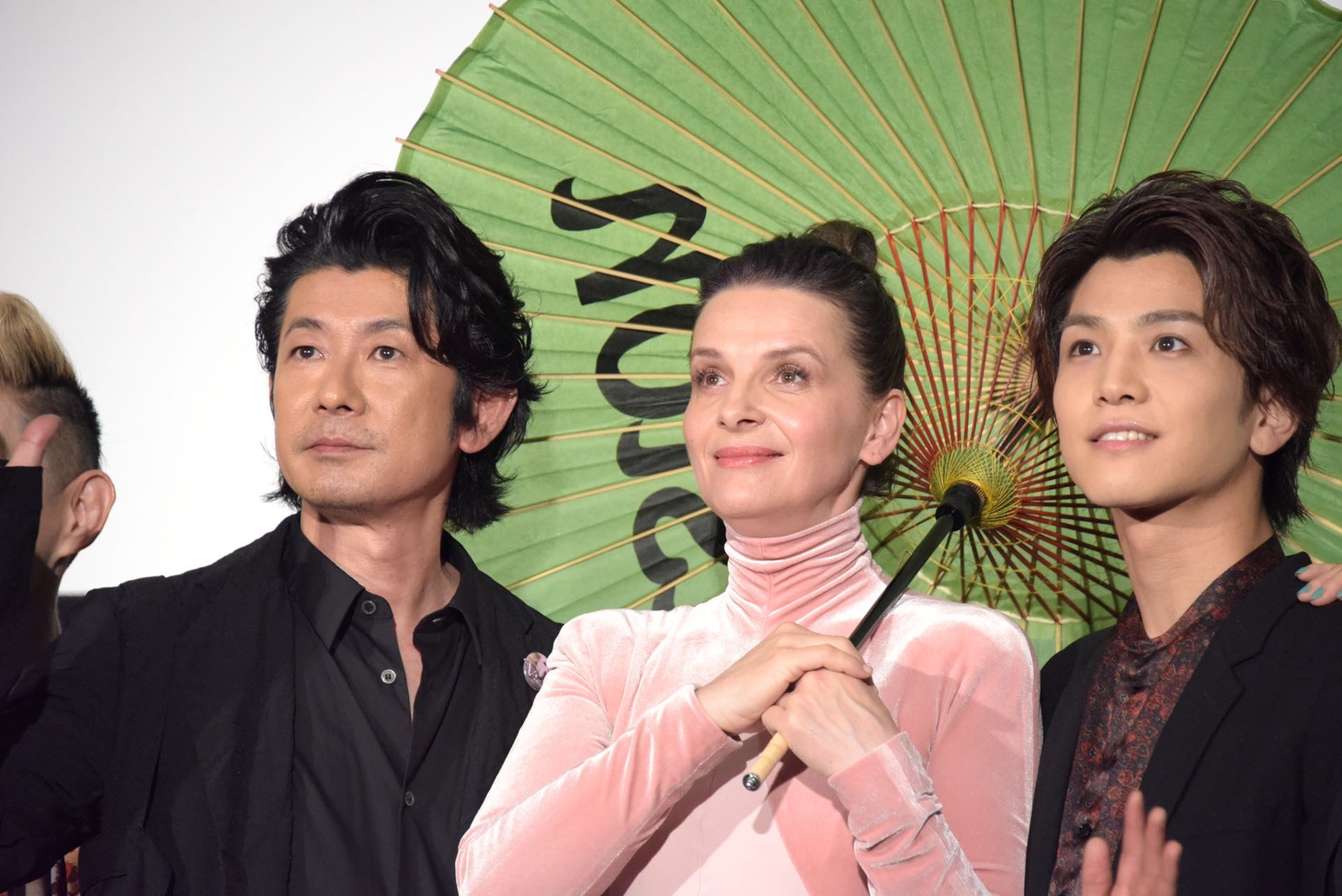 左から永瀬正敏、ジュリエット・ビノシュ、岩田剛典。