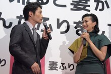 左から安田顕、榮倉奈々。