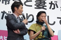 左から安田顕、榮倉奈々。