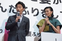ワニの登場に驚く安田顕（左）と榮倉奈々（右）。
