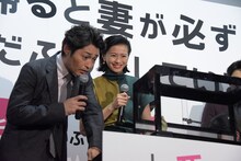 ワニを観察する安田顕（左）。