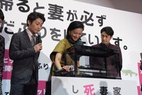 ワニにマイクを向ける榮倉奈々（中央）。