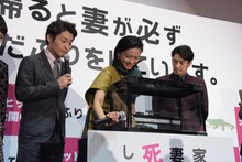 ワニにマイクを向ける榮倉奈々（中央）。