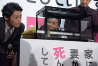 ワニを観察する安田顕（左）。