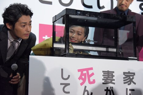 ワニを観察する安田顕（左）。