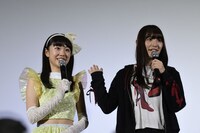 左から阿部夢梨、浅川梨奈。