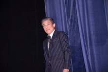 入場する舘ひろし。
