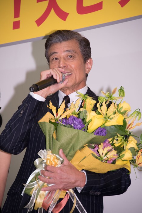 花束を抱える舘ひろし。