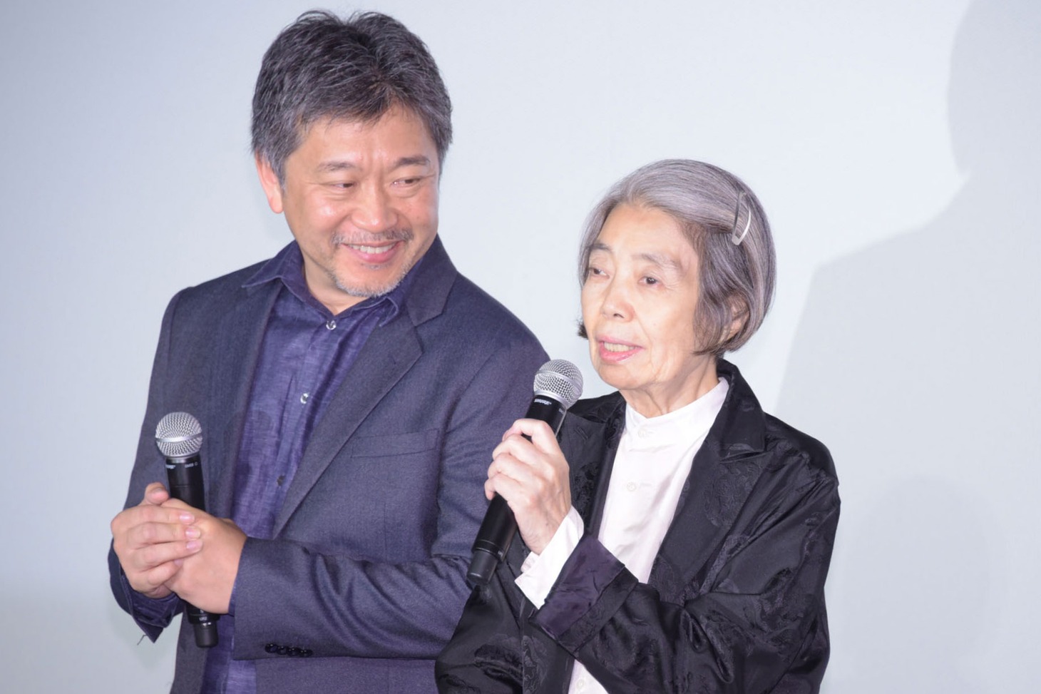 左から是枝裕和、樹木希林。