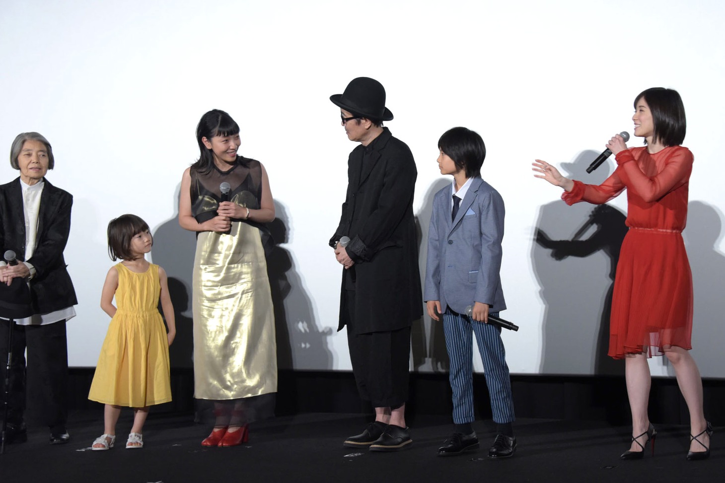 安藤サクラ（中央右）の発言に共演者たちがツッコむ様子。