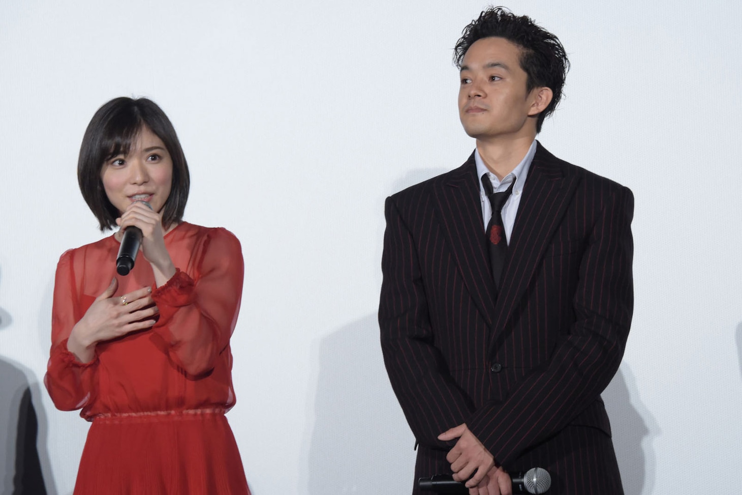左から松岡茉優、池松壮亮。