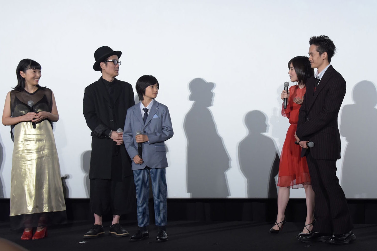 池松壮亮を松岡茉優が紹介する様子。