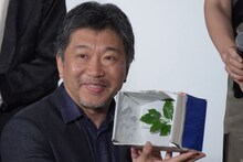 “手作りパルムドール”を渡された是枝裕和。