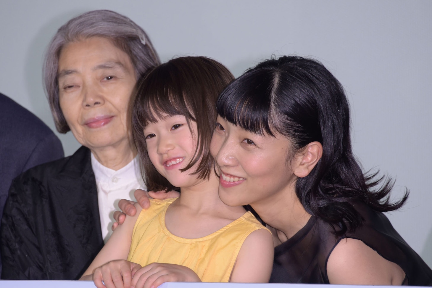 左から樹木希林、佐々木みゆ、安藤サクラ。