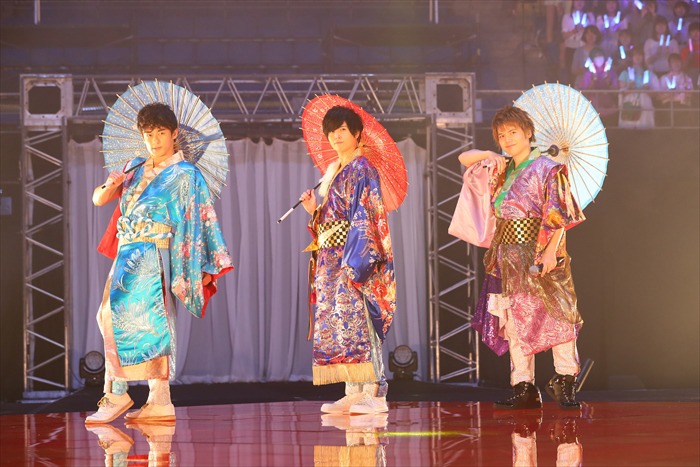 左から鷹梁ミナト役の五十嵐雅、太刀花ユキノジョウ役の斉藤壮馬、涼野ユウ役の内田雄馬。
