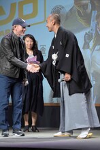 握手をする市川海老蔵（右）とロン・ハワード（左）。