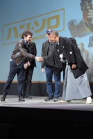 握手をする市川海老蔵（右）とオールデン・エアエンライク（左）。