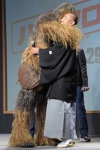 ハグをするチューバッカ（左）と市川海老蔵（右）。