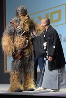 左からチューバッカ、市川海老蔵。