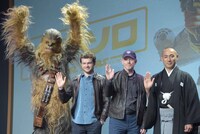 「ハン・ソロ／スター・ウォーズ・ストーリー」来日記者会見の様子。左からチューバッカ、オールデン・エアエンライク、ロン・ハワード、市川海老蔵。