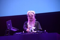 猿将軍デウスの格好をしたDJが会場を盛り上げる様子。