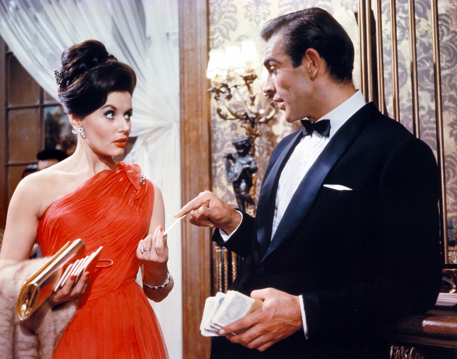 「007／ドクター・ノオ」より、ユーニス・ゲイソン演じるシルビア・トレンチ（左）。（写真提供：United Artists / Photofest / ゼータイメージ）