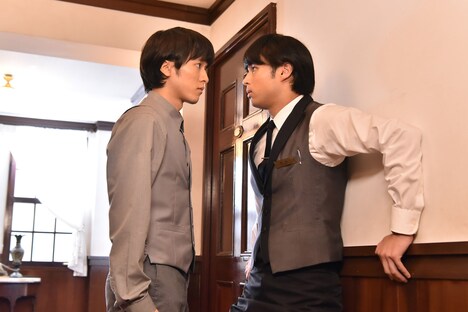 「崖っぷちホテル！」第10話より。左から松島庄汰演じる伊甲、佐伯大地演じる服部。