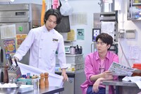 「崖っぷちホテル！」第10話より。左から中村倫也演じる江口竜二、稲葉友演じる吉川。