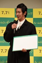 ペンのインクが切れ、回答が書けなかったものの「ロンダリングしたいもの、ないですね」と笑顔を見せるオダギリジョー。