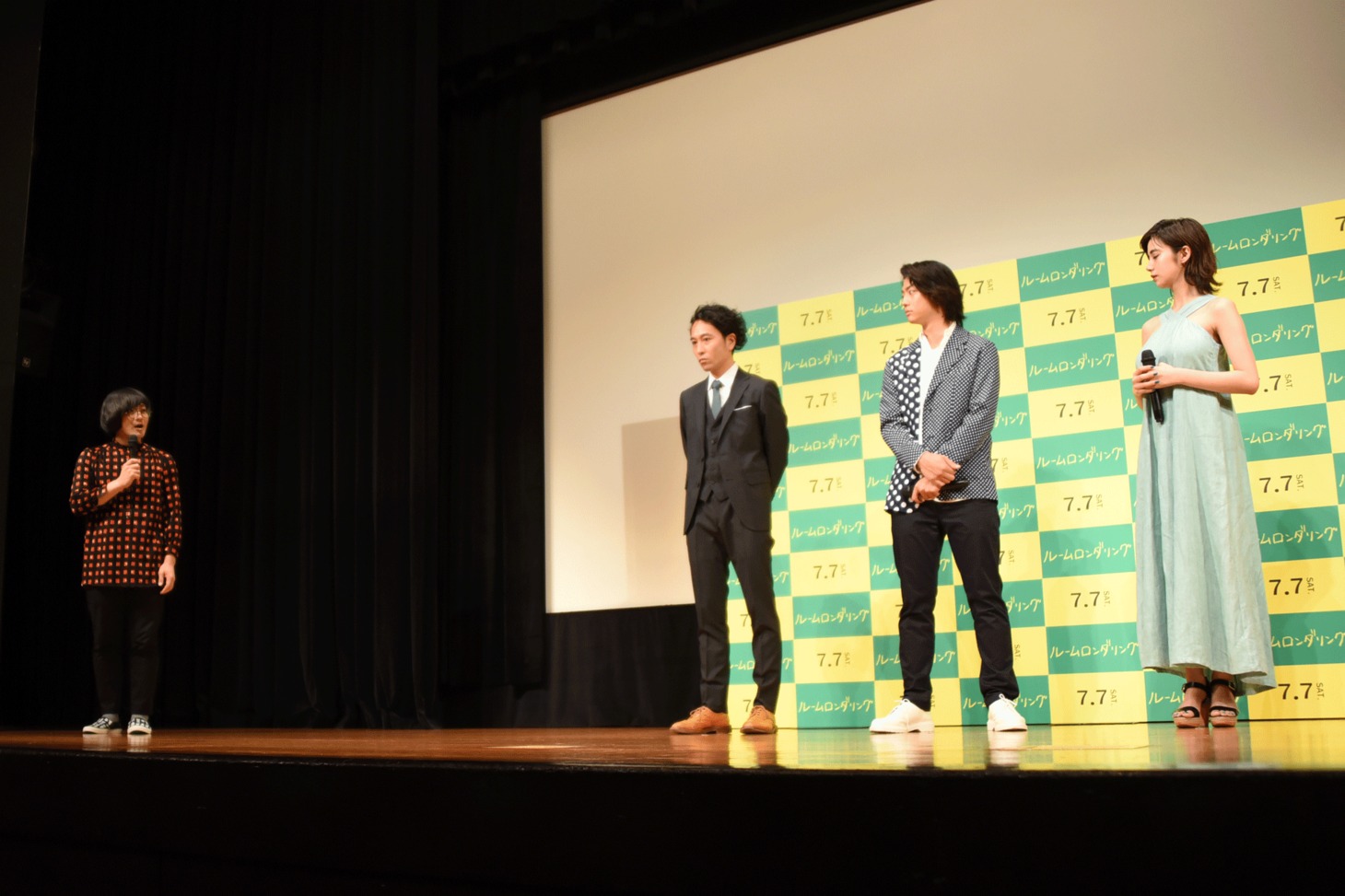 「事故物件に住んでいてよかったこと」クイズに挑戦する登壇者たち。