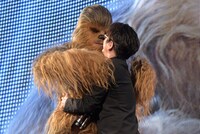 チューバッカ（左）とハグをする及川光博（右）。