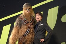 チューバッカ（左）と及川光博（右）。