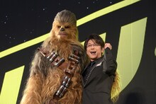 チューバッカ（左）と及川光博（右）。