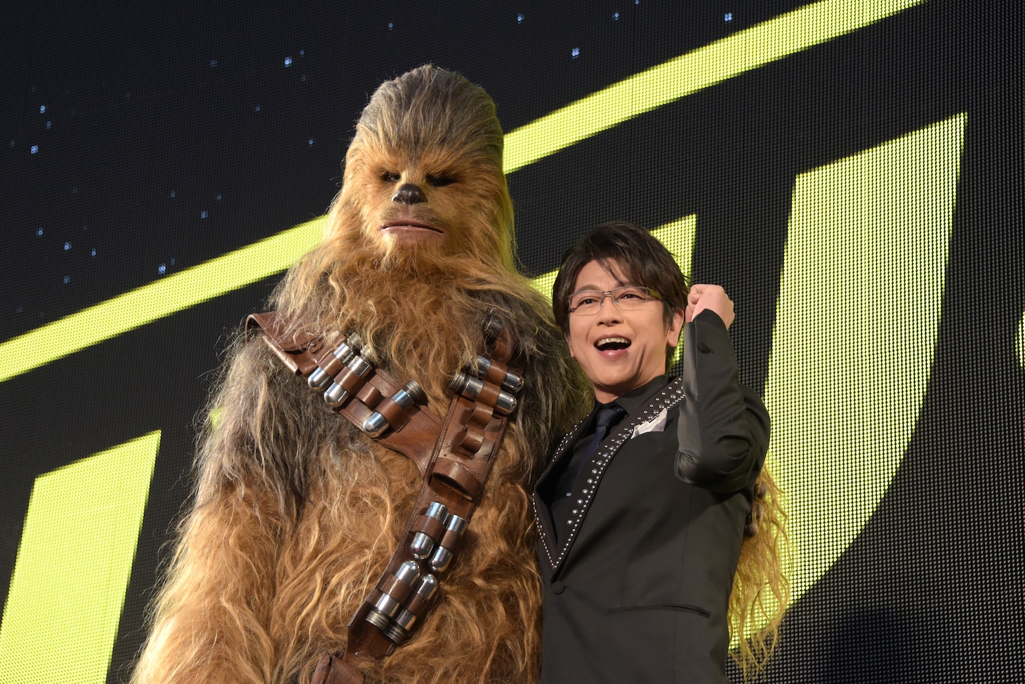 チューバッカ（左）と及川光博（右）。