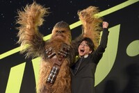 チューバッカ（左）と及川光博（右）。