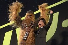 チューバッカ（左）と及川光博（右）。