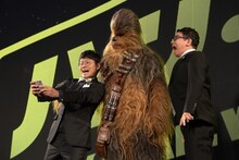 チューバッカ（中央）と自撮りをするミキ。