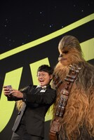 チューバッカと写真を撮るミキ亜生。