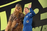 チューバッカ（左）と野口聡一（右）。