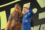 チューバッカ(左)と野口聡一(右)。