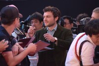 ファンサービスをするオールデン・エアエンライク。