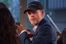 ファンサービスをするロン・ハワード。